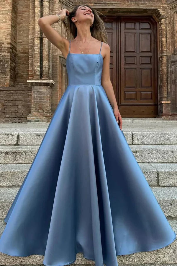 Robe de bal simple en satin à bretelles spaghetti et col carré plissé